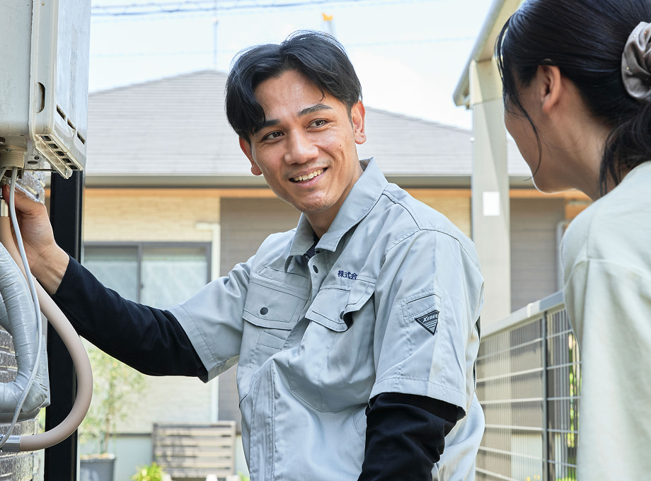 お客様の不安に寄り添い笑顔で丁寧に接するスタッフの様子