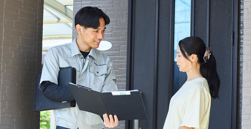 福岡で補助金を活用した給湯器交換のご相談を受け、お客様の状況やご要望を確認する様子