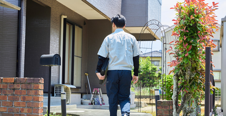 佐賀で給湯器交換前に設置状況や周辺環境を丁寧に確認する現地調査の様子