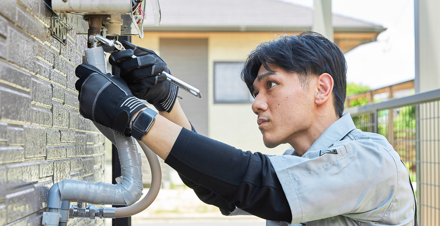 福岡市で給湯器交換や修理を行い、撤去から設置まで丁寧に進める施工の様子