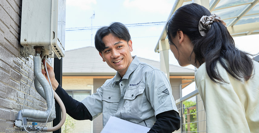 福岡で給湯器交換後の試運転や点検を行い、安心して使えるよう確認する様子