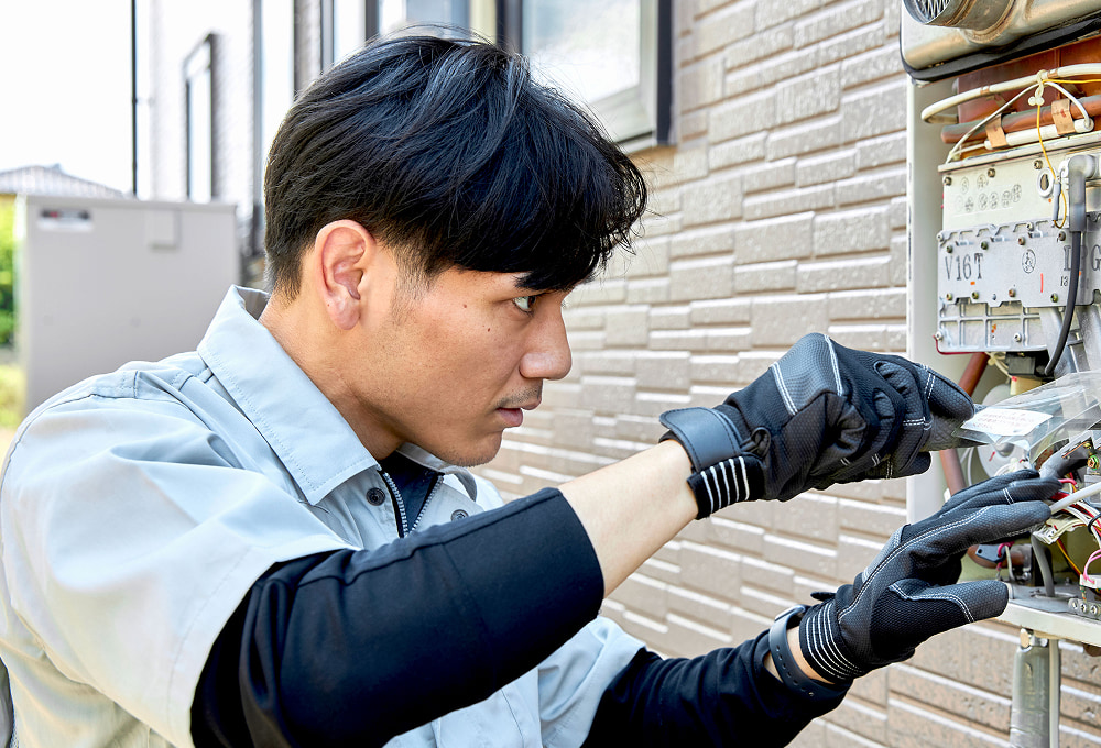 給湯器交換工事を行うおゆプロの専門スタッフが、確かな品質で修理を行っている様子