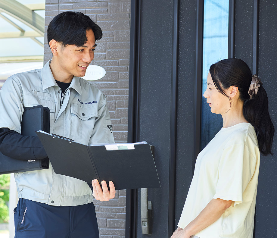 福岡で補助金を活用した給湯器交換のご相談を受け、お客様の状況やご要望を確認する様子