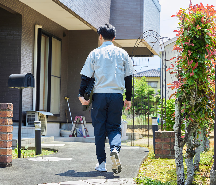 佐賀で給湯器交換前に設置状況や周辺環境を丁寧に確認する現地調査の様子