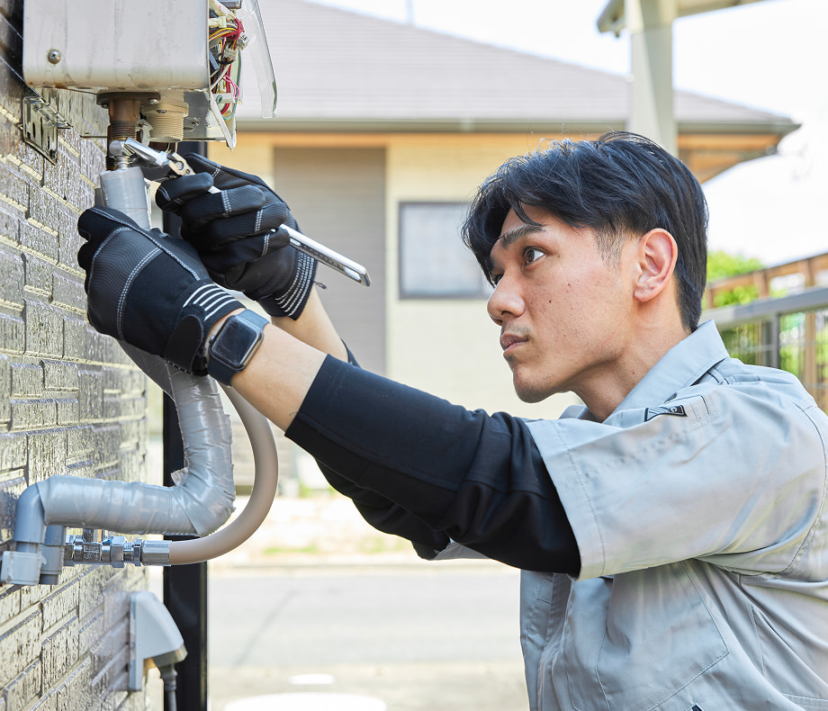 福岡市で給湯器交換や修理を行い、撤去から設置まで丁寧に進める施工の様子