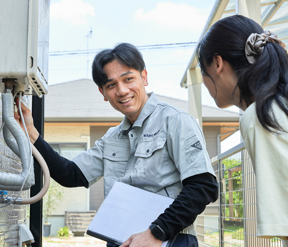 福岡で給湯器交換後の試運転や点検を行い、安心して使えるよう確認する様子