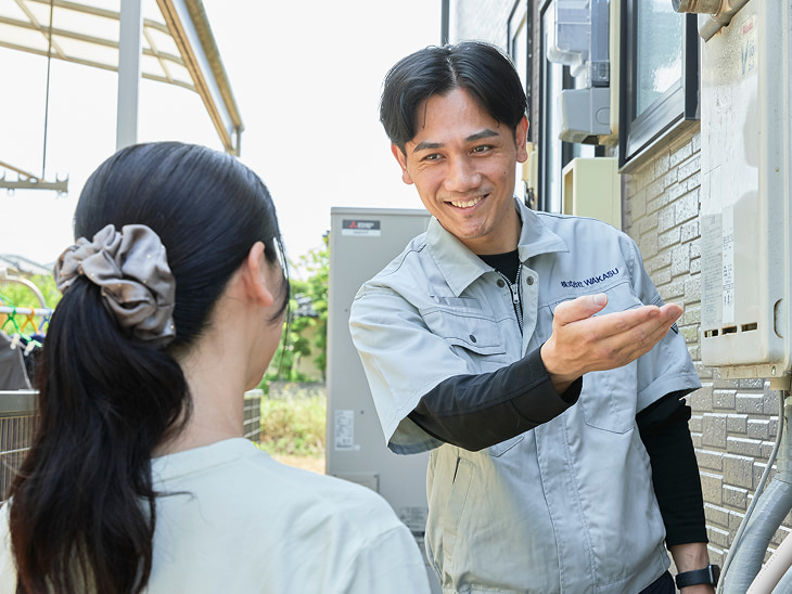 給湯器交換の工事内容と費用を、おゆプロ代表がわかりやすく説明する様子