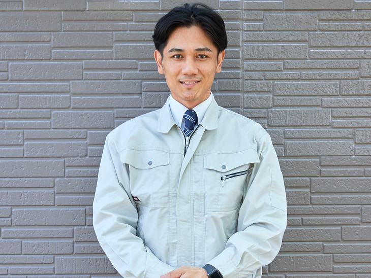 給湯器交換後も安心の10年保証について代表が誠実に対応する様子