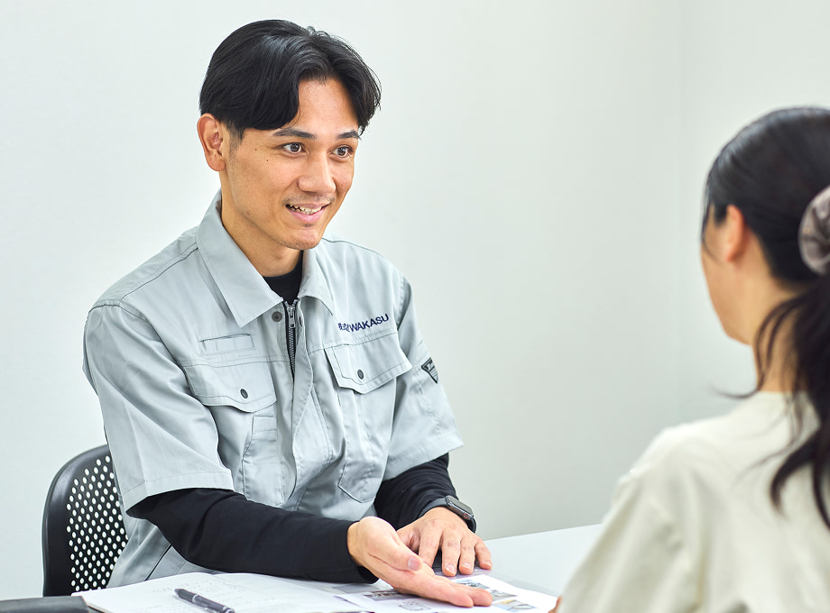 福岡で補助金を活用できる場合などガス給湯器交換の機種と総額をわかりやすく説明しお客様に最適な給湯器をご提案する様子