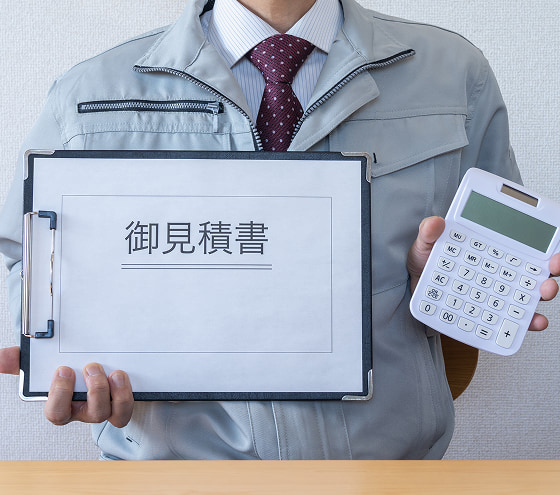 激安な給湯器交換の内訳をわかりやすく説明。補助金を活用できる場合など説明する様子