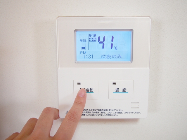 給湯器の電源やリモコンに異常がないか確認する様子