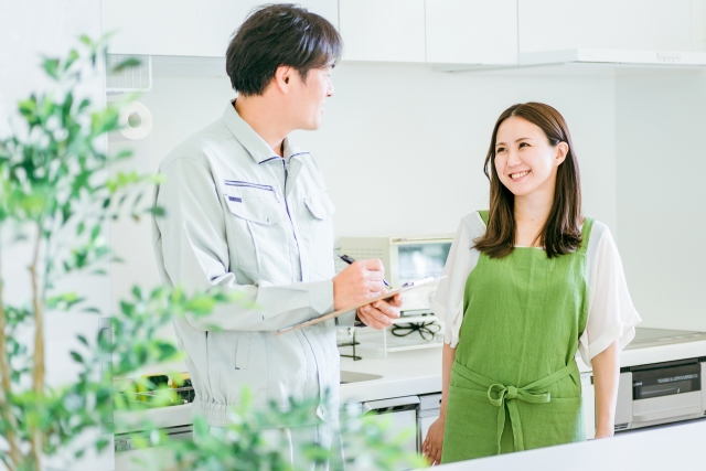 経年劣化の給湯器とラブルで専門業者に相談する主婦
