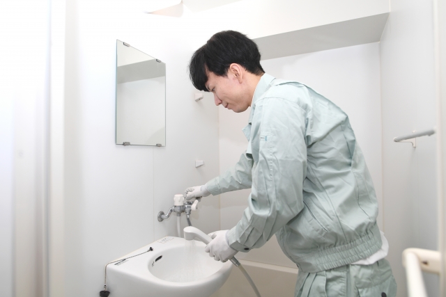 給湯器トラブルの点検を行う男性スタッフ