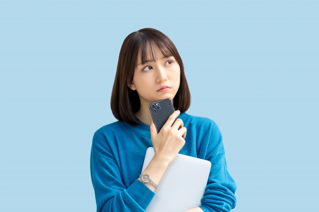 給湯器トラブルで、管理会社や大家さんに相談する女性