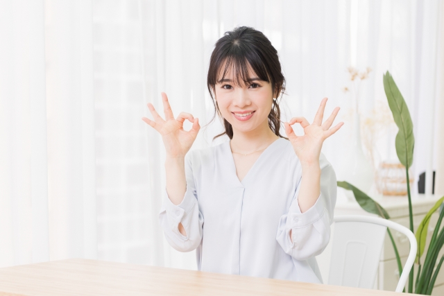 ガス給湯器がおすすめの家庭を説明する女性