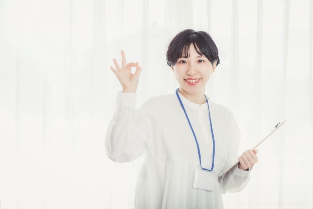 ガス給湯器交換はどこに頼むとよいか、依頼先ごとの違いについて説明する女性