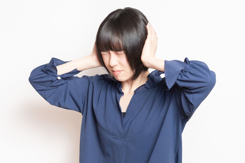 給湯器が壊れて慌てる女性