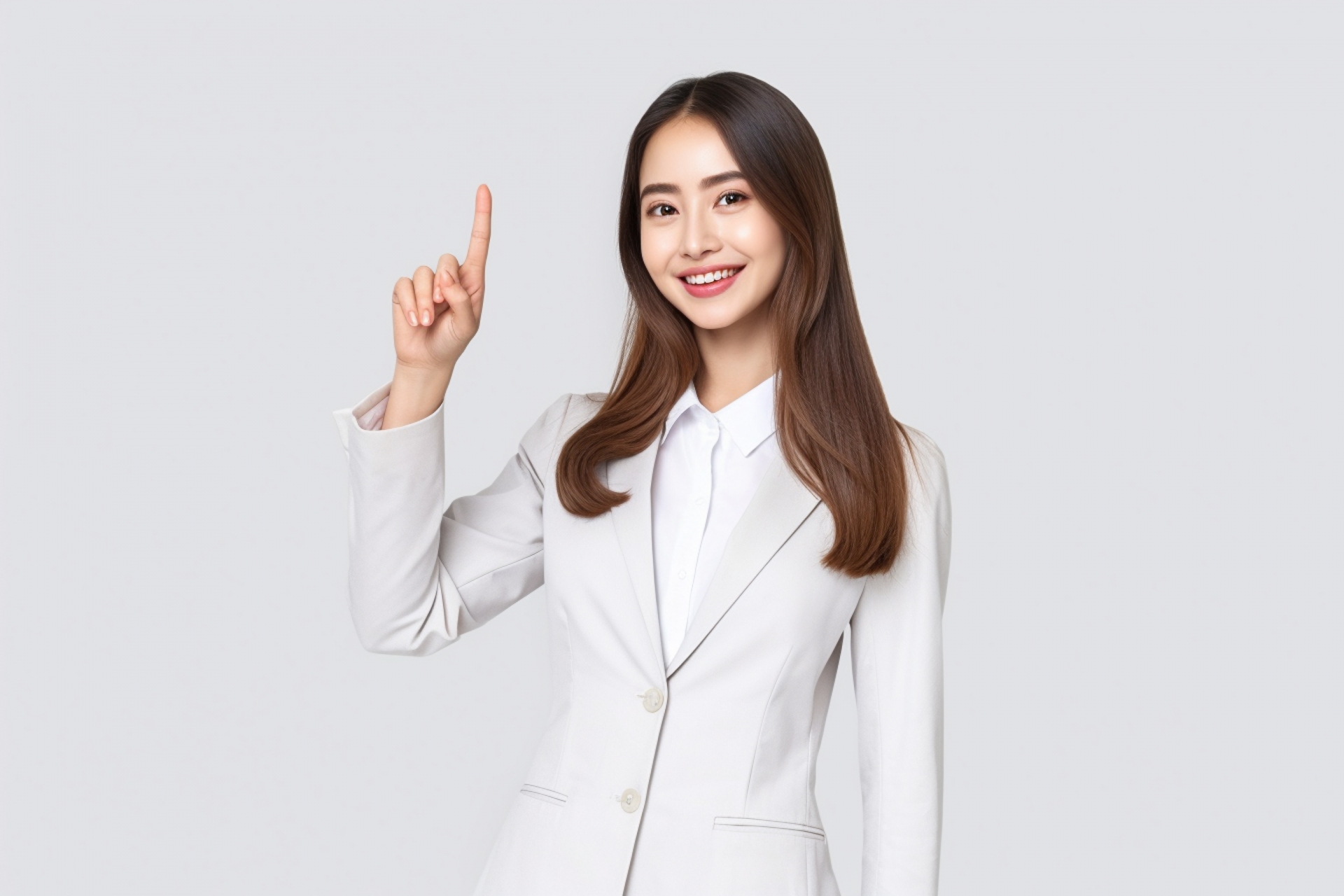交換費用を抑えるコツを説明する女性